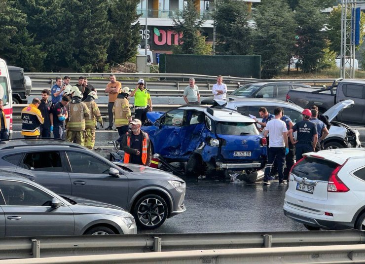 İstanbul'da TEM Otoyolu'nda meydana gelen zincirleme kazada 1 kişi öldü