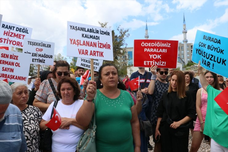 İzmir'de kentsel dönüşüm projesi hak sahipleri yol keserek eylem yaptı