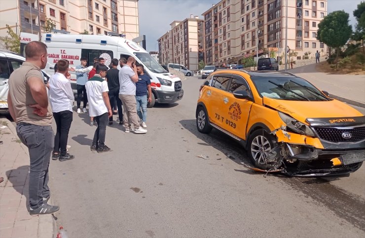 Şırnak'ta taksi ile hafif ticari aracın çarpıştığı kazada 4 kişi yaralandı