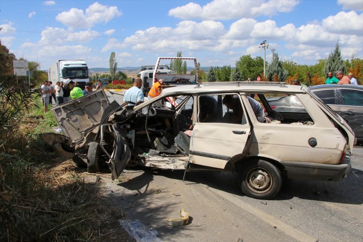 Uşak'ta iki otomobilin çarpıştığı kazada 1 kişi öldü, 4 kişi yaralandı