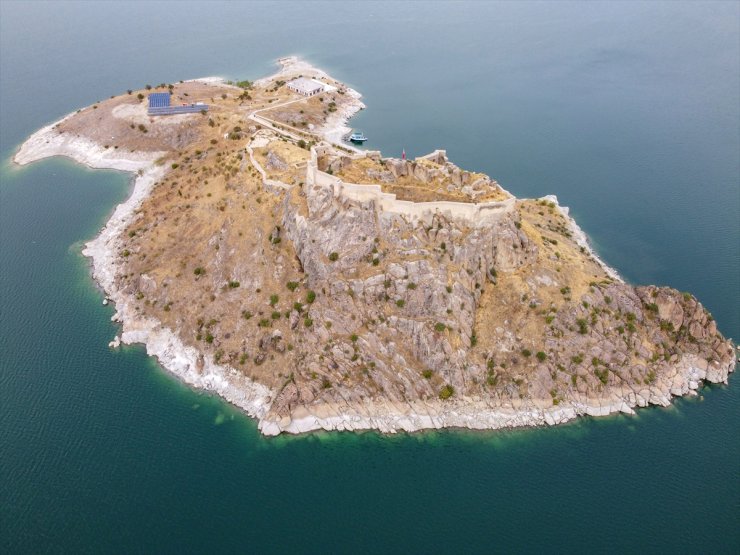 Ada görünümlü tarihi Pertek Kalesi'nin cazibesi tekne turlarıyla artıyor