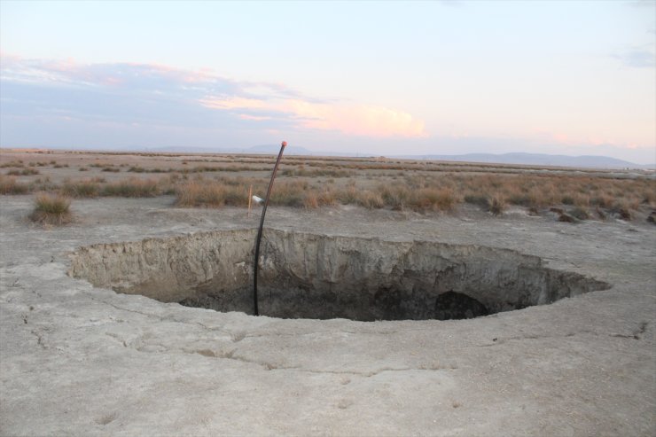 Afyonkarahisar'da 10 metre çapında 4 metre derinliğinde obruk oluştu