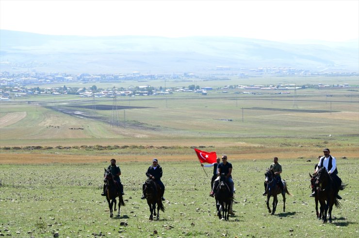 Ardahan Valisi Çiçek, atla çıktığı tarihi tabyada inceleme yaptı