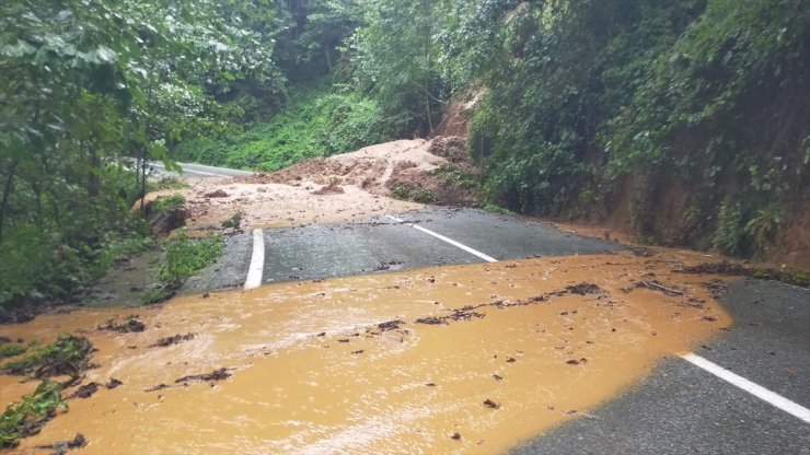 Artvin'de sağanak etkili oluyor