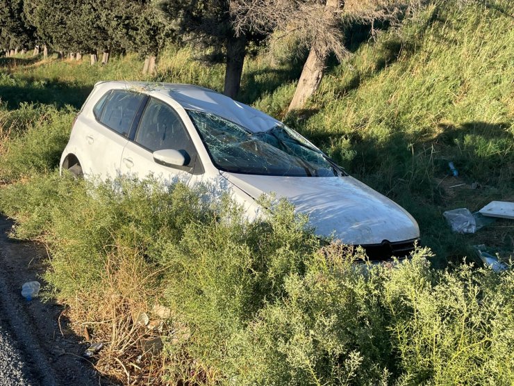 Aydın'da şarampole devrilen otomobildeki 3 kişi yaralandı