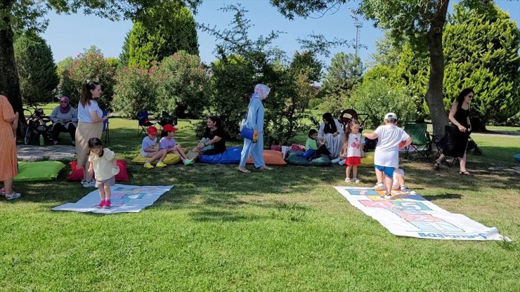 Çocuklar "Gezici Kütüphane" sayesinde unutulmaya yüz tutan sokak oyunlarıyla tanışıyor