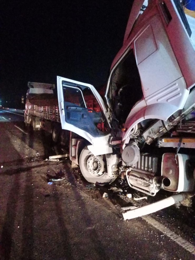 Gaziantep'te 2 tırın çarpıştığı kazada 1 kişi öldü