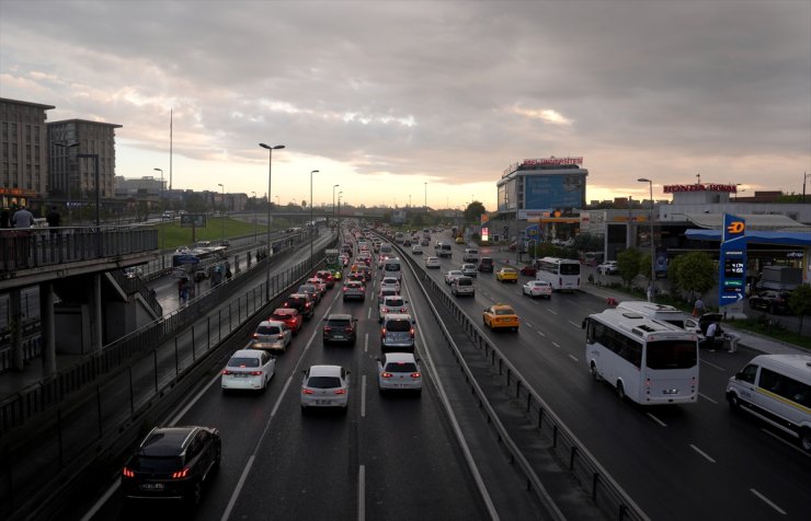 İstanbul'da haftanın ilk iş günü yağışın da etkisiyle trafik yoğunluğu arttı