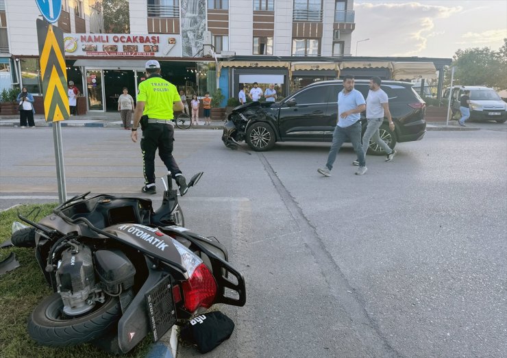 Manisa'da ciple çarpışan motosikletteki iki kişi yaralandı