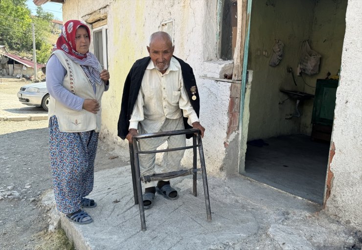 KORE GAZİLERİ YAŞADIKLARINI ANLATIYOR - Tedavisinin ardından tekrar cepheye koşan Kore gazisi, madalyasını gururla taşıyor