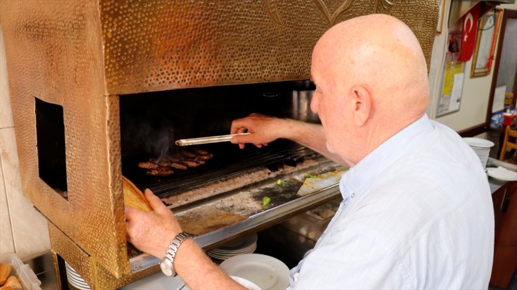 Ahi seçilen İlhan usta, dededen miras ocağında 64 yıldır köfte pişiriyor