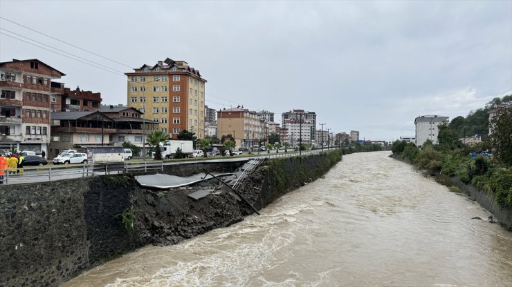 Artvin-Hopa kara yolunda çökme meydana geldi