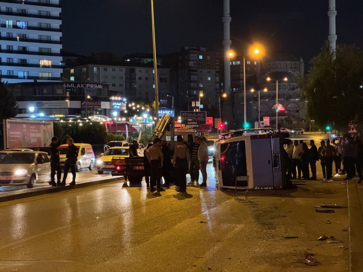 Başkentte otomobille dolmuşun çarpıştığı kazada 4 kişi yaralandı