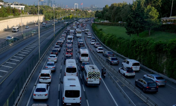 İstanbul'da sabah saatlerinde trafik yoğunluğu arttı