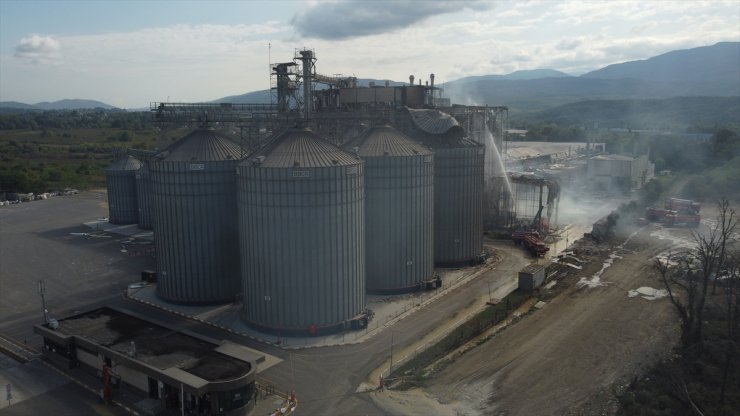 Sakarya'da patlama yaşanan fabrika alanında soğutma çalışmaları sürüyor