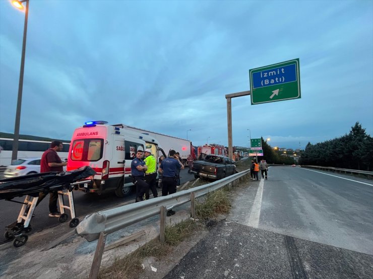 Anadolu Otoyolu'nda yön tabelasına çarpan pikabın sürücüsü hayatını kaybetti