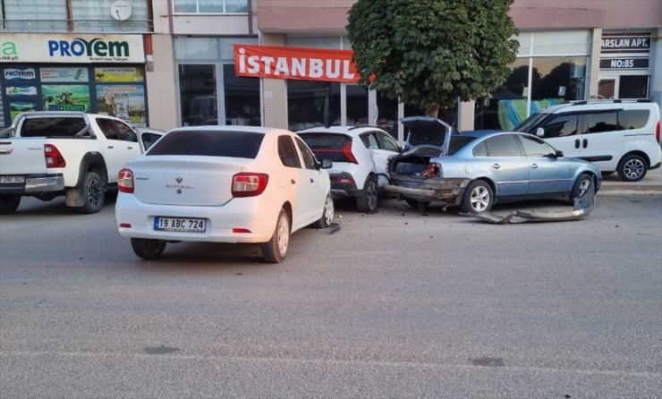 Çorum'da park halindeki 3 araca çarpan otomobilin sürücüsü yaralandı