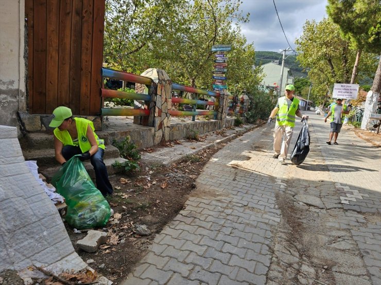 Kazdağları eteklerindeki kırsal mahallenin sakinleri el birliğiyle temizlik yaptı