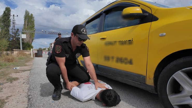 Kırklareli'nde sınır kapısı yolundaki takside 6 düzensiz göçmen yakalandı