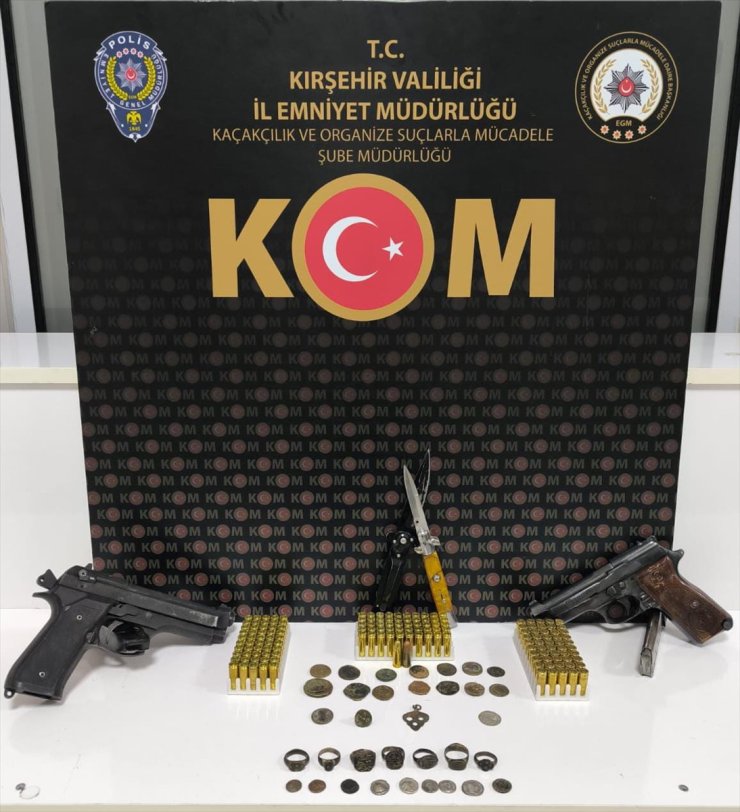 Kırşehir'de sigara paketine gizlenmiş 34 tarihi obje bulundu