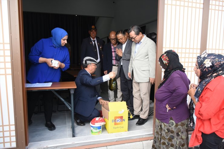 Malatya'da konteyner kentteki 200 depremzedeye alışveriş kartı ve gıda kolisi dağıtıldı