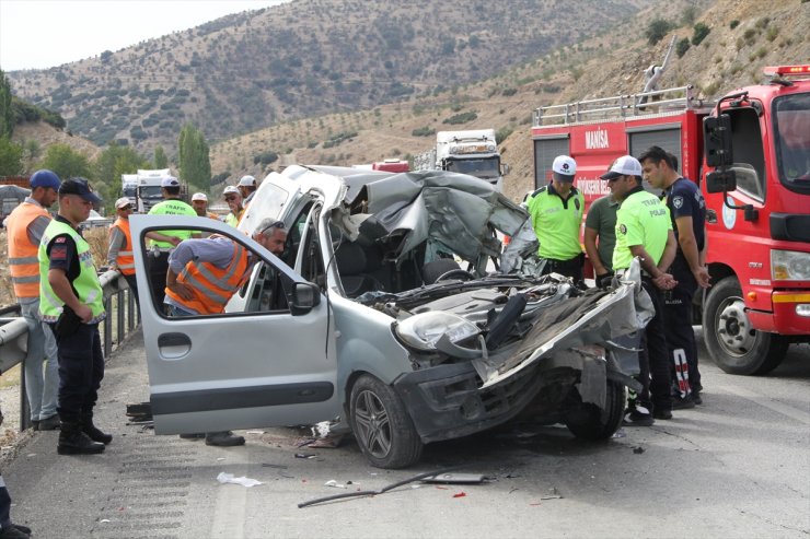 Manisa'da tırla çarpışan hafif ticari aracın sürücüsü hayatını kaybetti