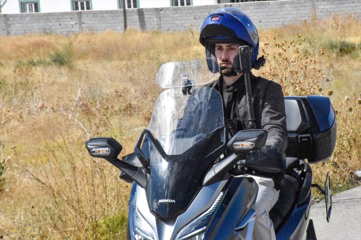 Motosikletiyle gittiği ücra mahallede çocuklara tatlı ikram ediyor