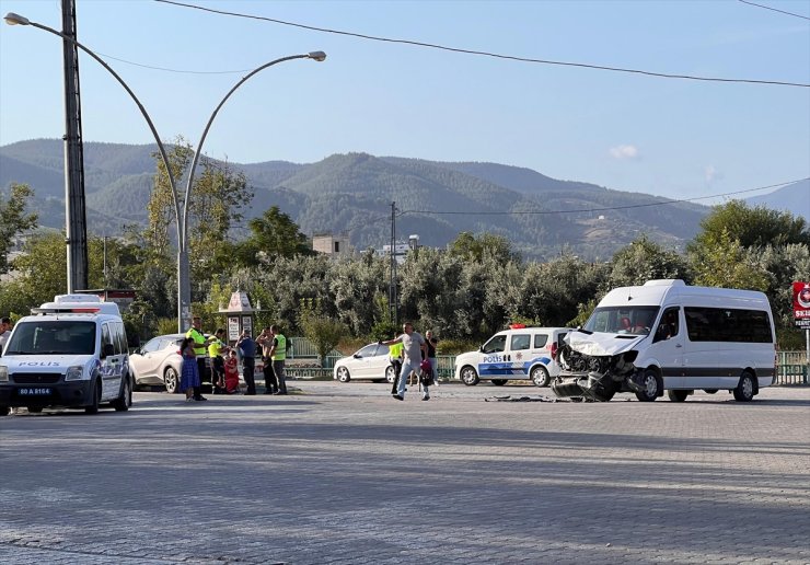 Osmaniye'de otomobille çarpışan okul servisindeki 8 öğrenci yaralandı