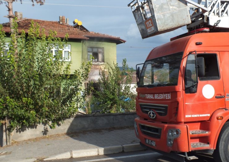 Tokat'ta iki katlı evde çıkan yangında 1 kişi yaralandı