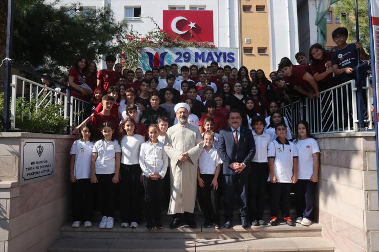 Diyanet İşleri Başkanı Erbaş, İzmir'de 29 Mayıs Okulları Bornova Kampüsü'nü ziyaret etti