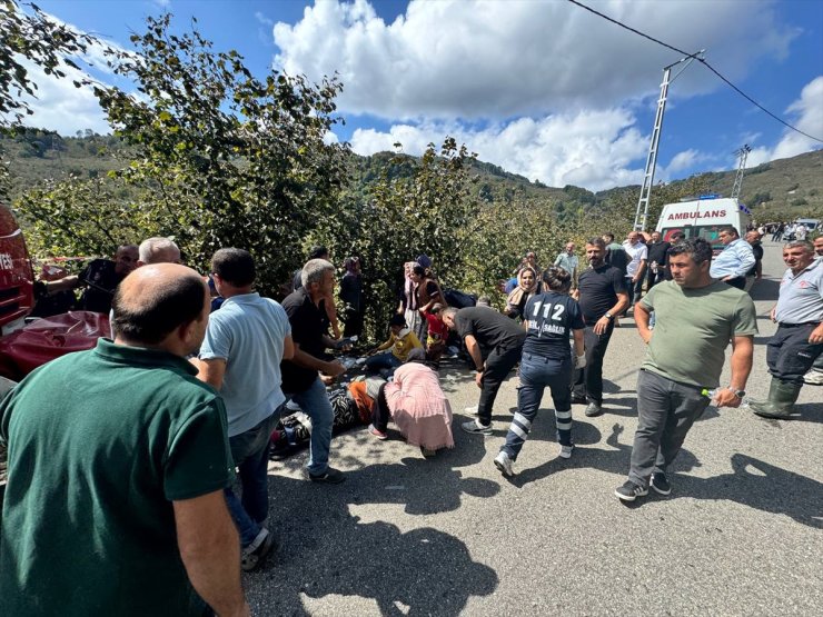 GÜNCELLEME 2 - Düzce'de şarampole devrilen minibüsteki 24 tarım işçisi yaralandı