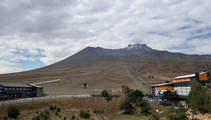 Erciyes Dağı'nın zirvesine kar yağdı