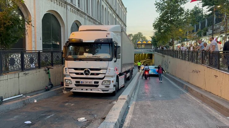 GÜNCELLEME - Fatih'te tırın kaza yapmasıyla kapanan yol trafiğe açıldı