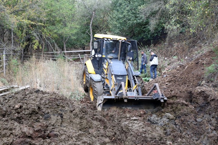 Kastamonu'da 18 yıl önce kaybolan kadının oğlunun evinin bahçesi kepçeyle aranıyor