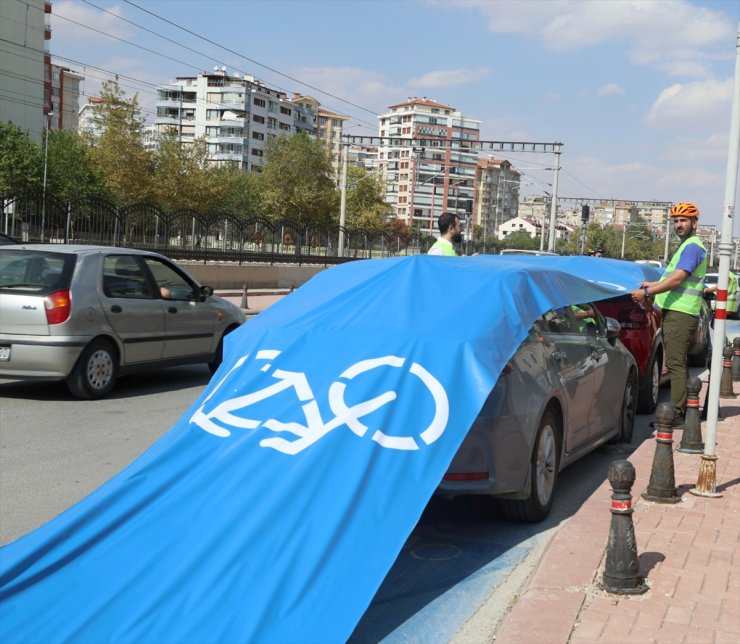 Konya'da bisiklet yolunu işgal eden araçların üzeri mavi brandayla kaplandı