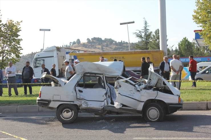 Kütahya'da işçi servisiyle çarpışan otomobilin sürücüsü öldü