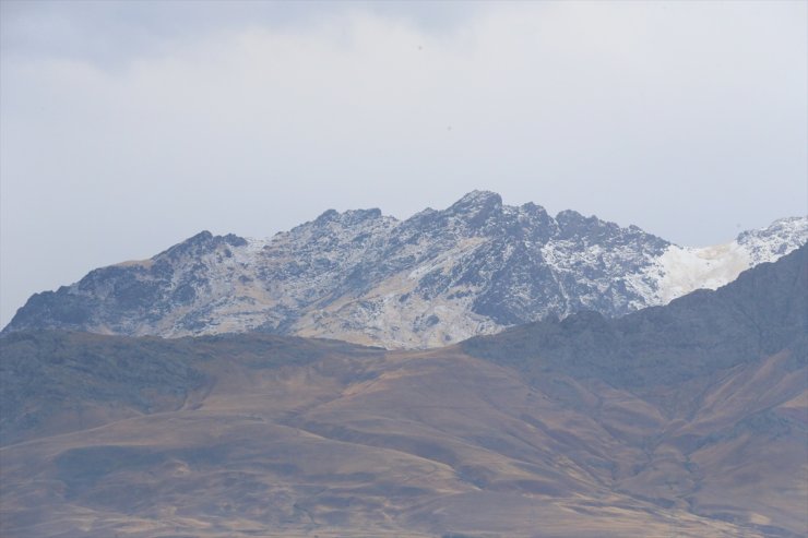 Van'daki Erek Dağı'na kar yağdı