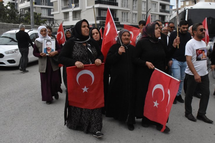 Vanlı aileler DEM Parti binası önündeki "evlat nöbeti"ni sürdürdü