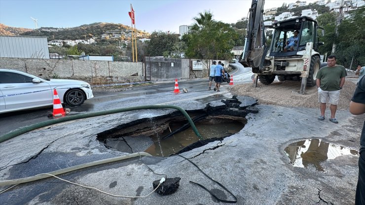 Bodrum'da isale hattının patlaması sonucu bir marketi su bastı