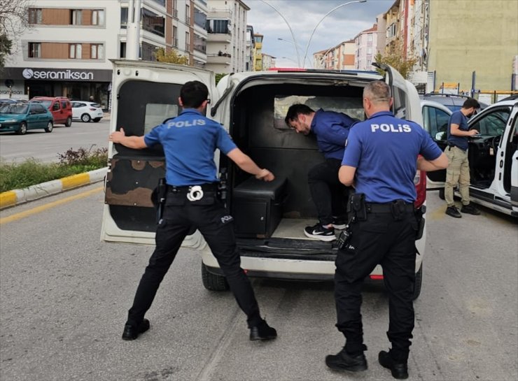 Çorum'da polisten kaçmaya çalışan sürücü 20 kilometrelik kovalamacayla yakalandı