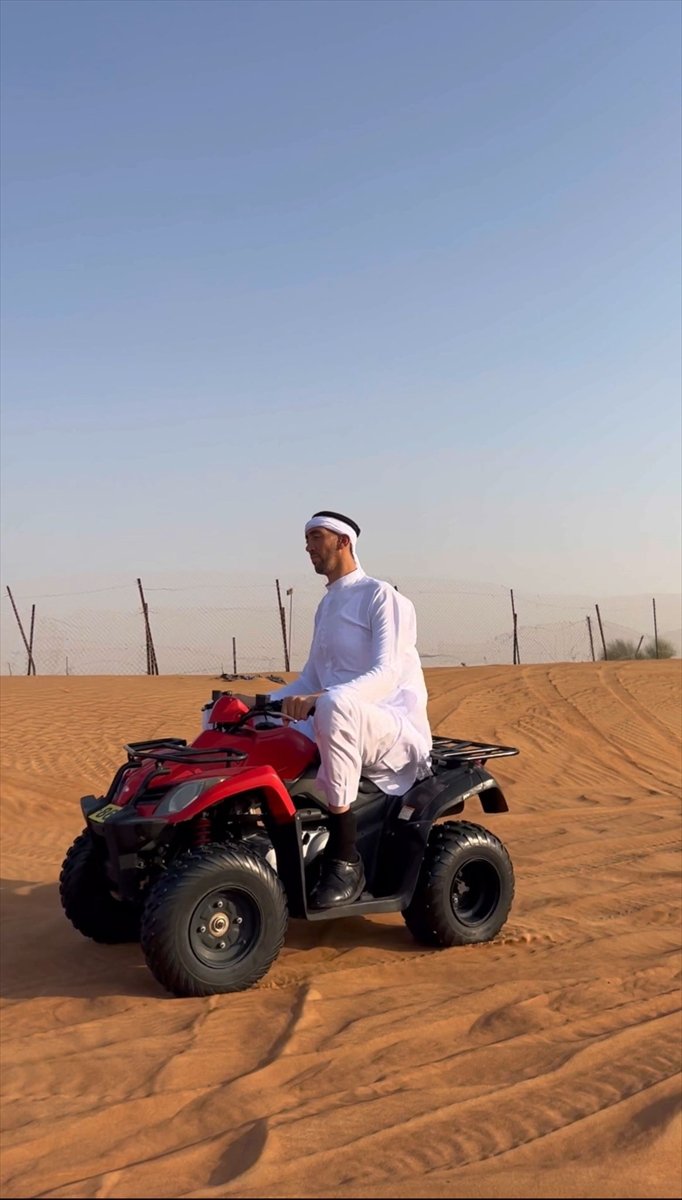 "Dünyanın en uzun adamı" Sultan, Dubai'de ATV ile çöl safarisi yaptı