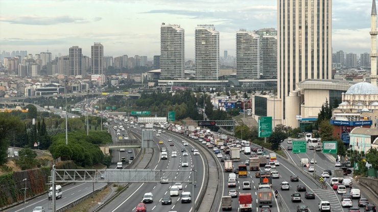 İstanbul'da haftanın son mesai gününde trafik yoğunluğu yaşanıyor