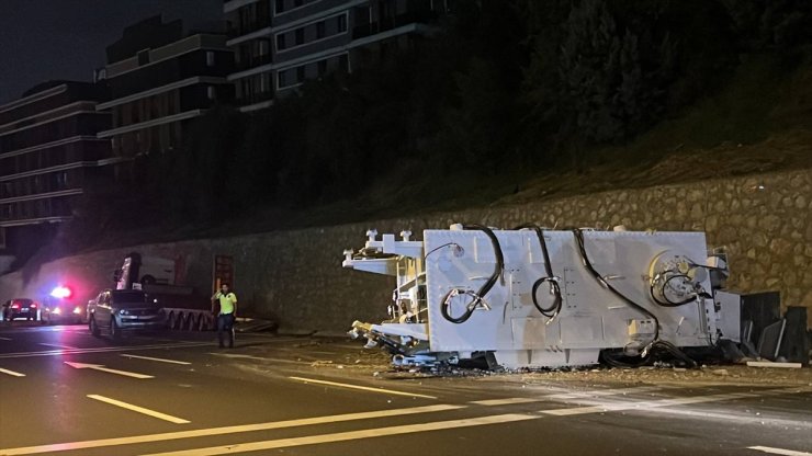 Kocaeli'de kontrolden çıkan tırdan yola düşen elektrik trafosu ulaşımı aksattı