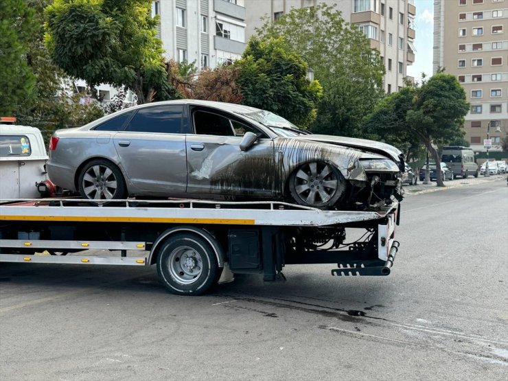 Maltepe'de aydınlatma direğine çarpan otomobilin sürücüsü yaralandı