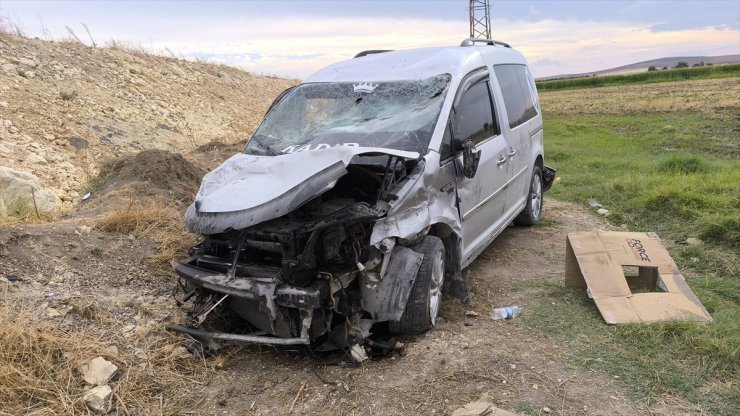 Şanlıurfa'da hafif ticari araçla otomobilin çarpışması sonucu 3 kişi yaralandı