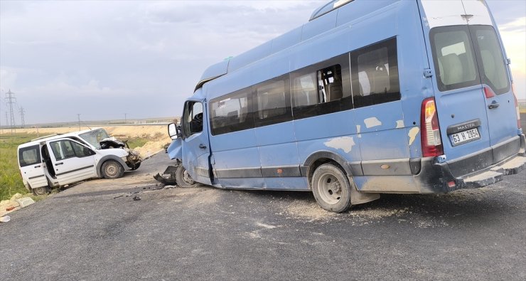 Şanlıurfa'da minibüs ile hafif ticari aracın çarpışması sonucu 1 kişi öldü, 8 kişi yaralandı