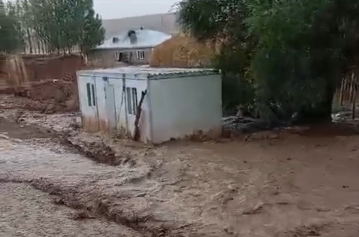 Van'da sağanak sonrası sel meydana geldi