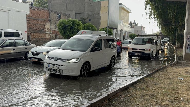 Adana'da sağanak ve şiddetli rüzgar hayatı olumsuz etkiledi