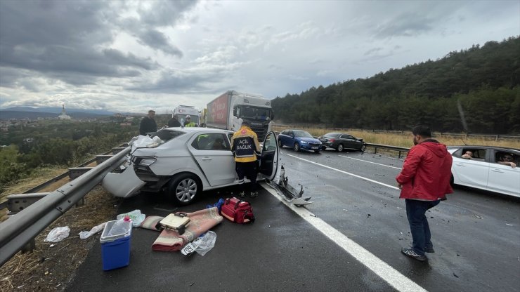 Anadolu Otoyolu'nun Bolu kesiminde meydana gelen zincirleme trafik kazasında 4 kişi yaralandı