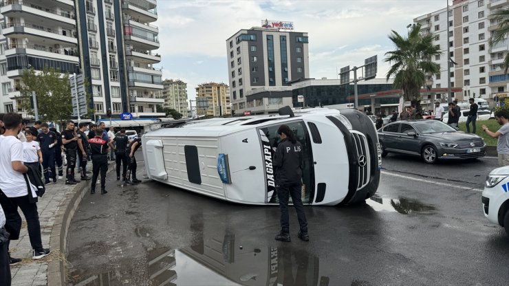 Diyarbakır'da otomobil ile yolcu minibüsü çarpıştı, 1'i bebek 9 kişi yaralandı